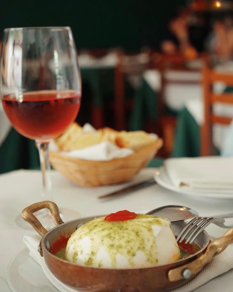 Burrata com pesto e molho de tomate