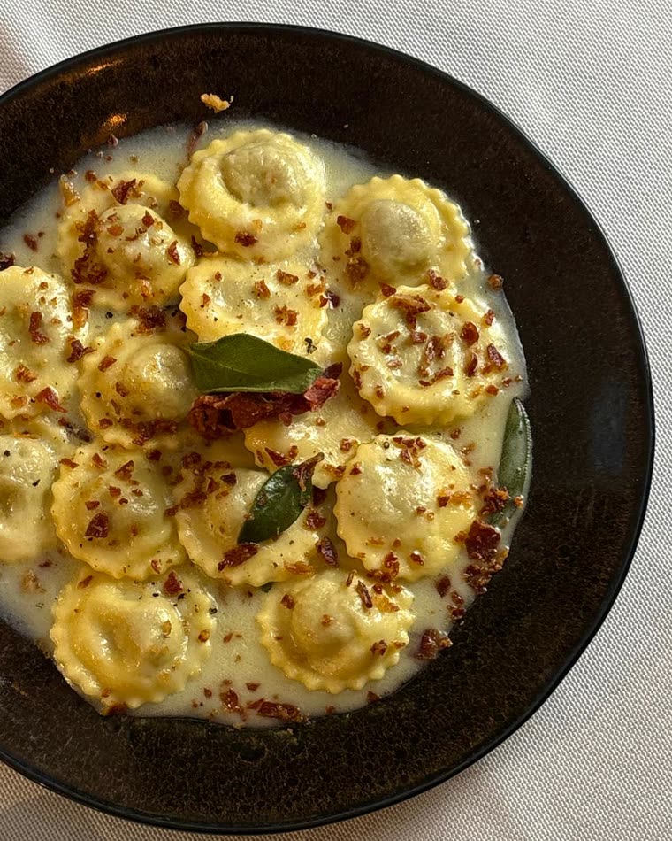Ravioli de massa fresca em manteiga e sálvia