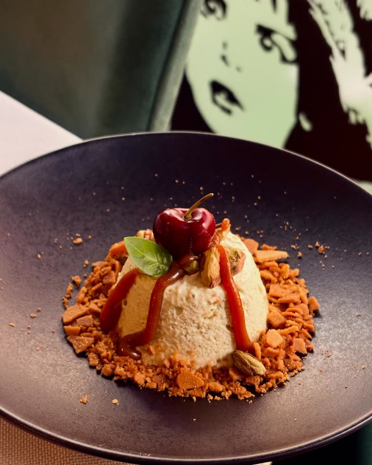 Semifreddo de pistácio com cereja e caramelo