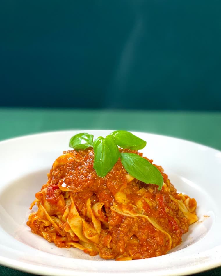 Tagliatelle al ragù com manjericão fresco